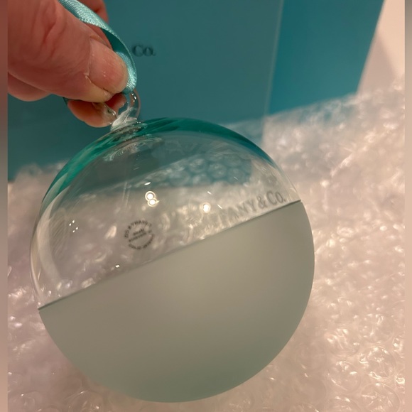 TIFFANY & CO CRYSTAL ORNAMENT CLEAR WITH FROSTED BOTTOM BRAND NEW WITH BOX - Picture 2 of 9